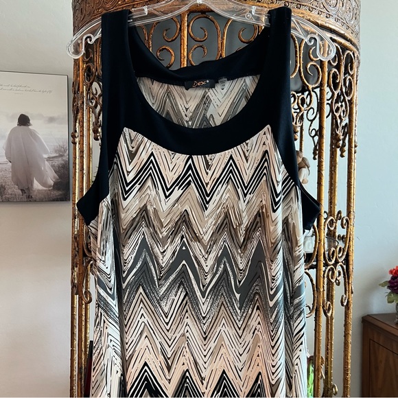 Dex Ladies Dress - Picture 2 of 4